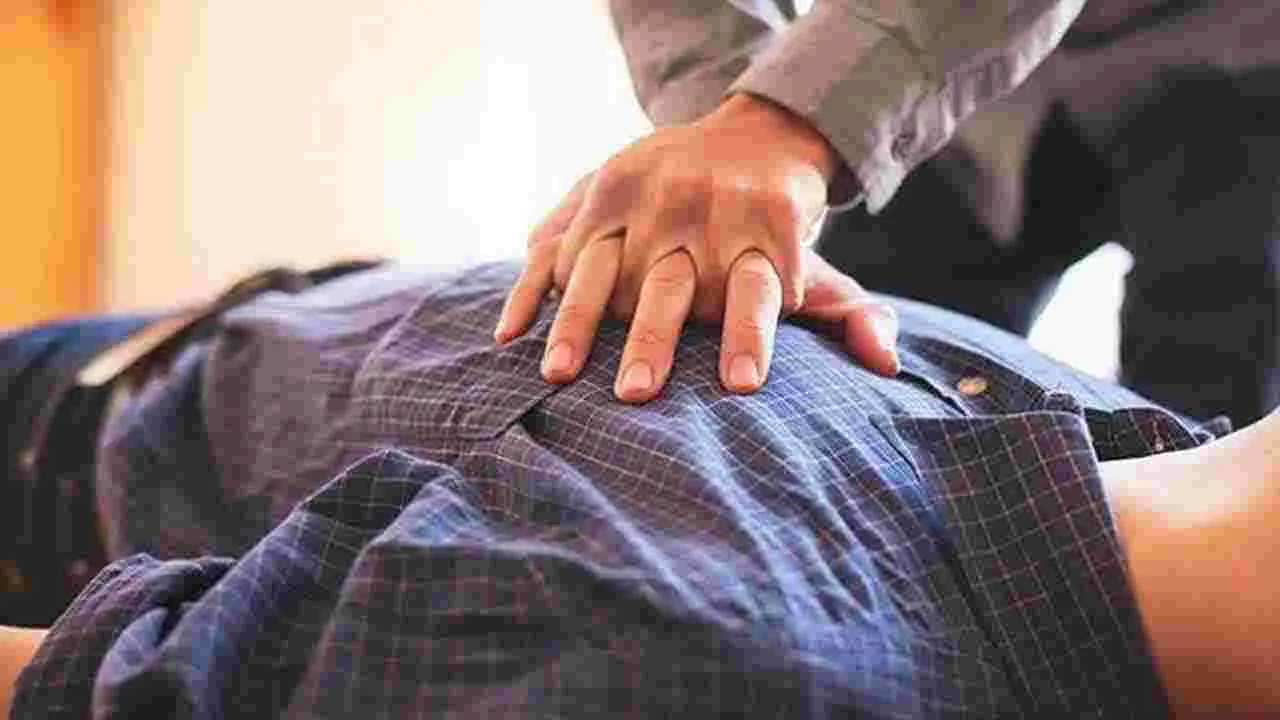  CPR Saves Life: శభాష్‌ పోలీస్ .. నడుస్తూనే కుప్పకూలిన వ్యక్తి.. సీపీఆర్ చేసి ప్రాణాలు నిలిపిన పోలీసులు