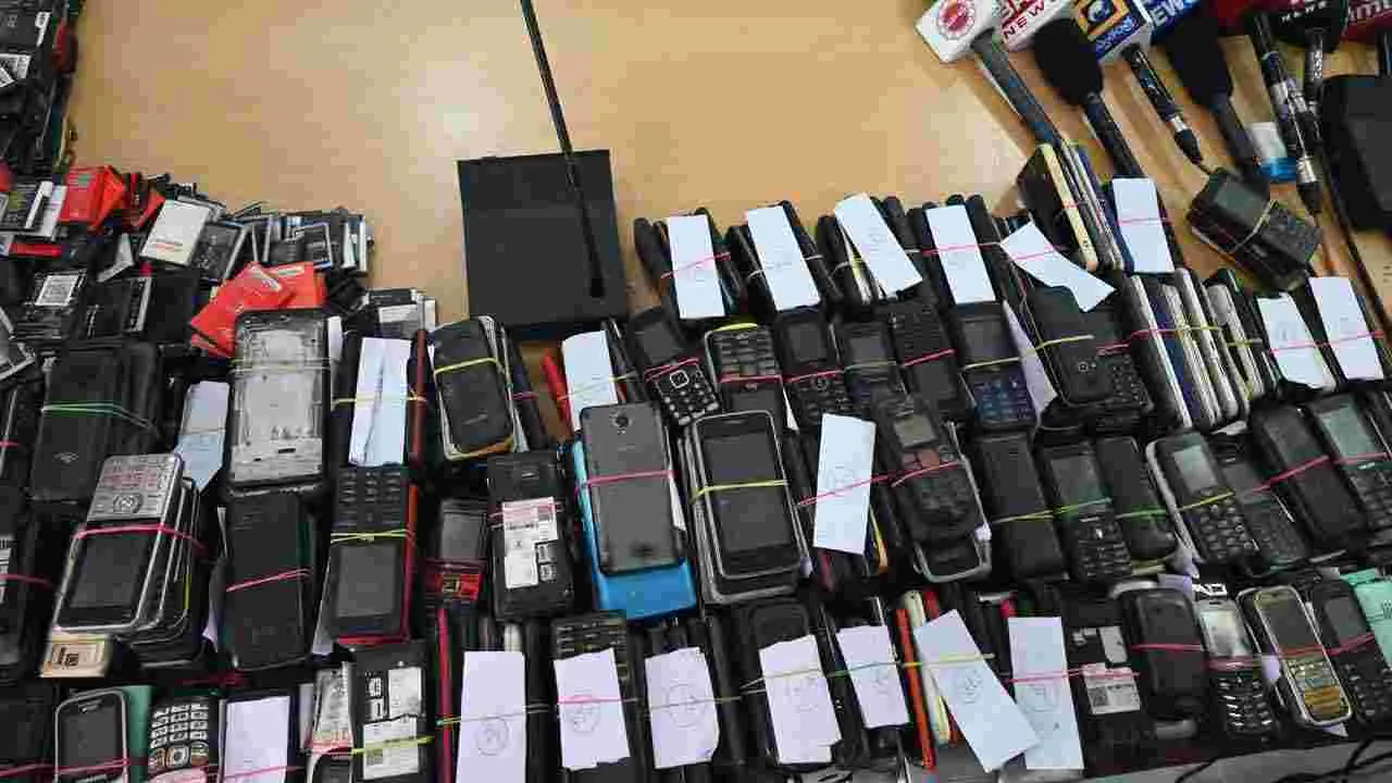 సైబర్ నేరాల కోసం భారీగా సెల్ ఫోన్ల సేకరణ.. గుట్టు రట్టు చేసిన పోలీసులు