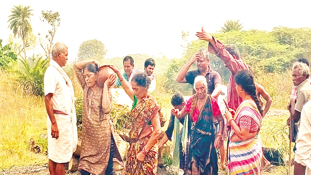 Antyakriyalu తమ్ముడి మృతదేహానికి అక్క అంత్యక్రియలు