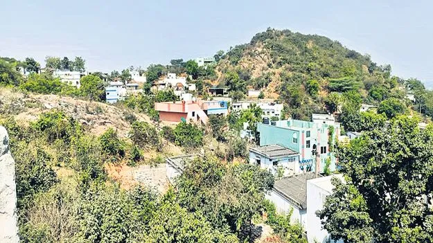 కొండను చెరబట్టిన భూ రాబందు