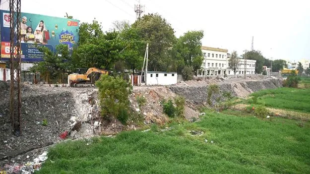 హంద్రీలో రోడ్డు..!