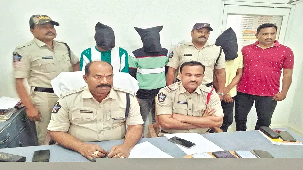 ఆర్థిక ఇబ్బందులతో స్మగ్లర్లుగా..
