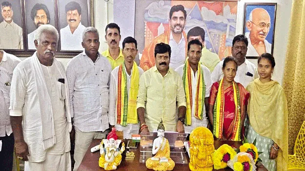 ZPTC joins TDP   వైసీపీ నుంచి టీడీపీలో చేరిన జడ్పీటీసీ
