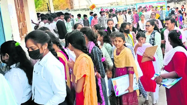 ఇంటర్‌ పరీక్షల్లో మొదటిరోజే  525 మంది గైర్హాజరు