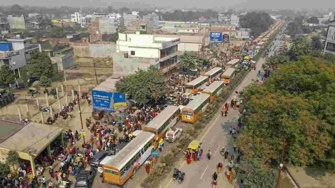 Kumbh Mela,: మహాకుంభమేళాకు వెళ్లే రోడ్లపై కిలోమీటర్ల మేర ట్రాఫిక్ జామ్