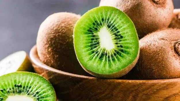 Kiwi For Sleep: రాత్రి నిద్రపోలేకపోతున్నారా.. ఈ పండు హాయిగా నిద్రపోయేలా చేస్తుంది..