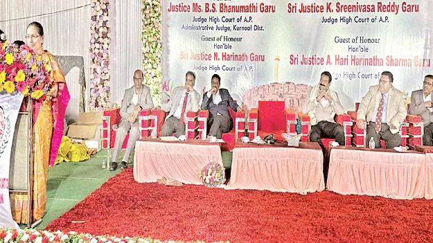 కష్టపడితేనే లక్ష్యాన్ని చేరుకుంటారు