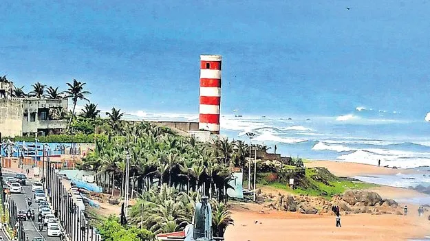 బీచ్లో లైట్హౌస్ను కూల్చే కుట్ర!