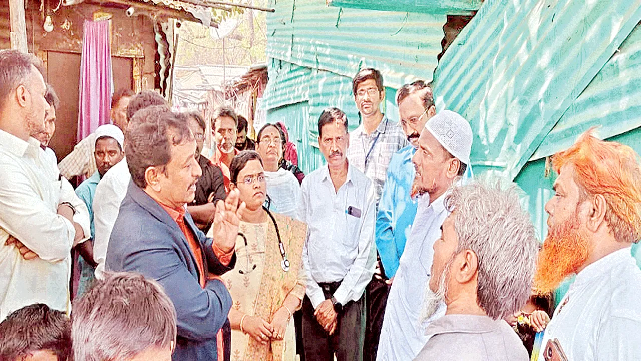 ఇంటింటి సర్వేలో న్యాయాధికారి