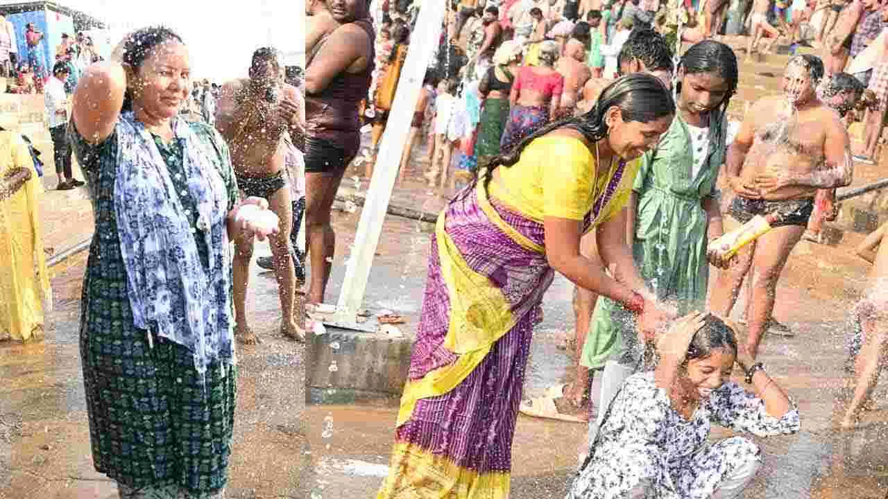 Minister Seethakka: మేడారంలో సమ్మక్క సారలమ్మలకు మంత్రి సీతక్క పూజలు