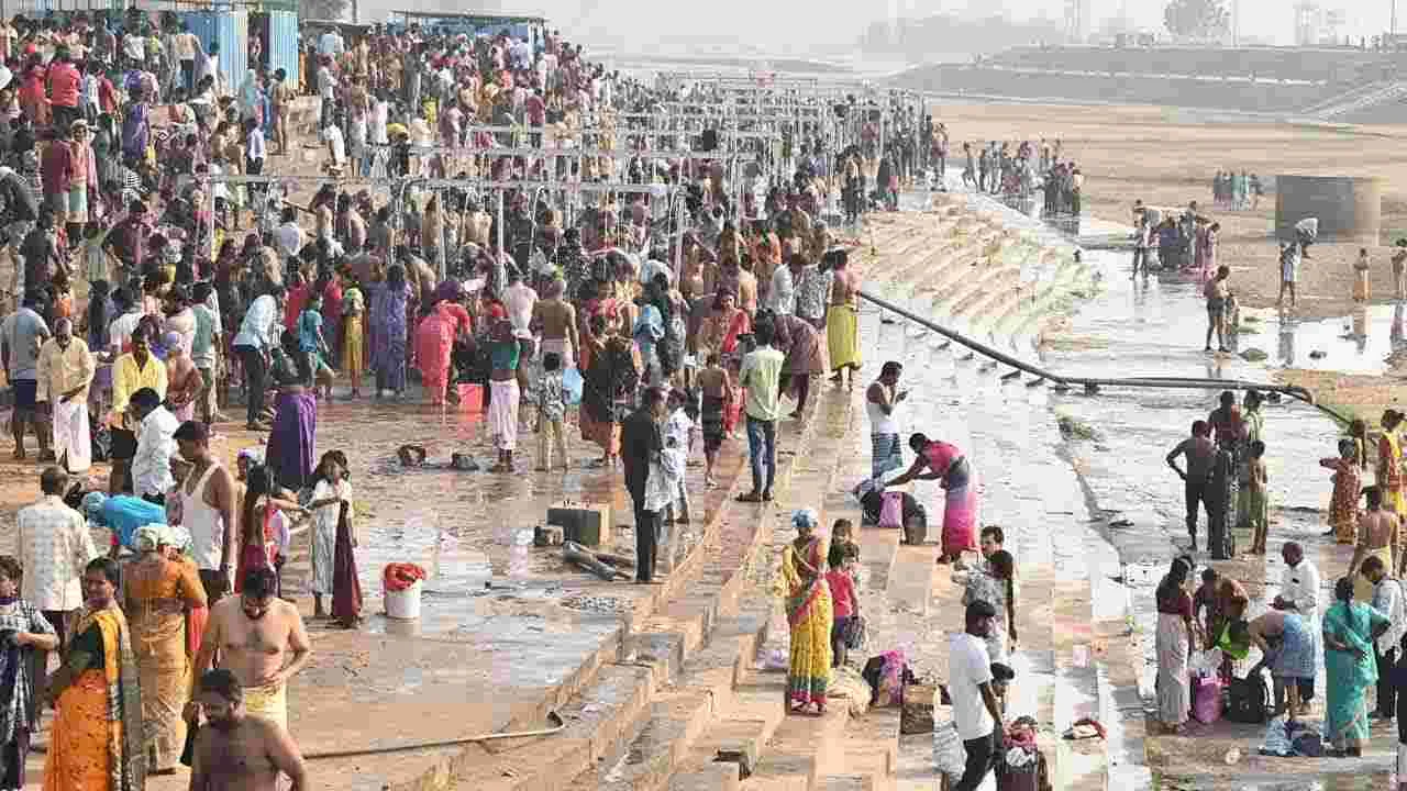 Minister Seethakka: మేడారంలో సమ్మక్క సారలమ్మలకు మంత్రి సీతక్క పూజలు