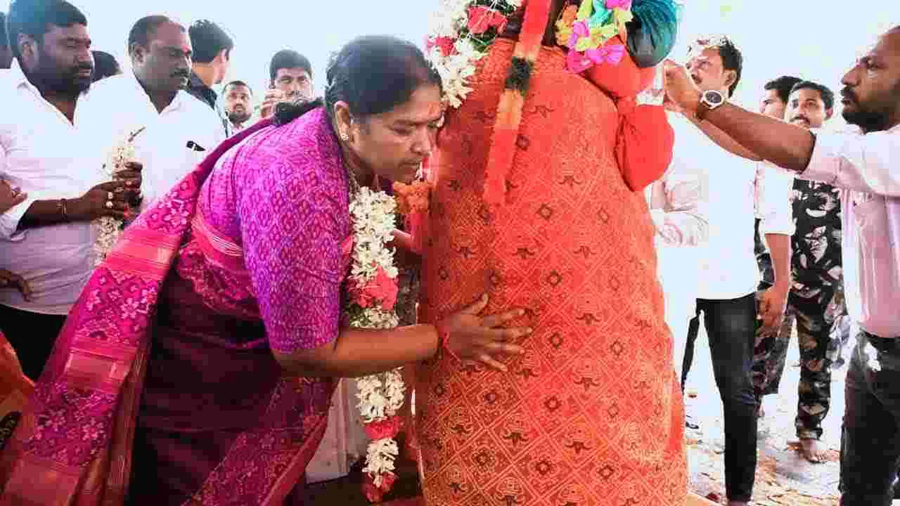 Minister Seethakka: మేడారంలో సమ్మక్క సారలమ్మలకు మంత్రి సీతక్క పూజలు