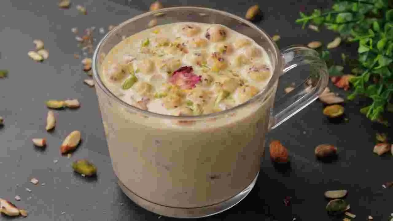 Eating Makhana with Milk: పాలలో ఈ సూపర్‌ఫుడ్‌ కలిపి తింటే.. ఏ వ్యాధులు మీ దగ్గరికి రావు..