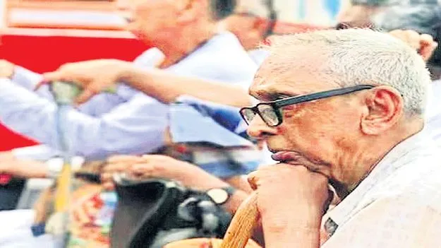 జీవనం భారమై, పిల్లలకు దూరమై...