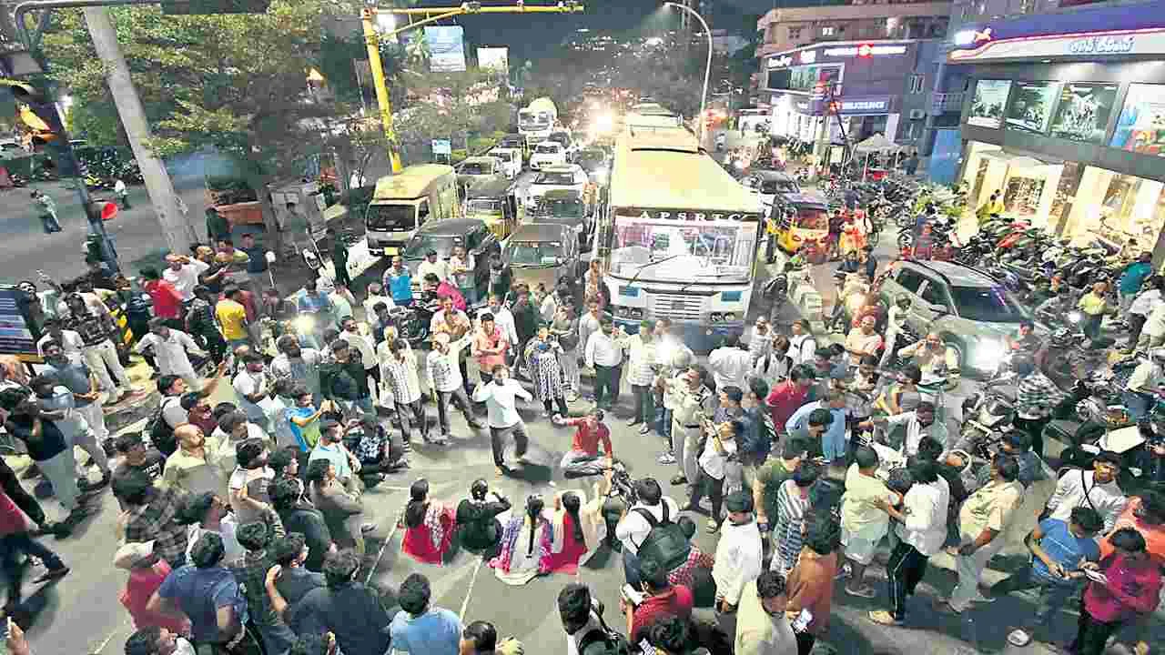 రోడ్డెక్కిన గ్రూప్-2 అభ్యర్థులు