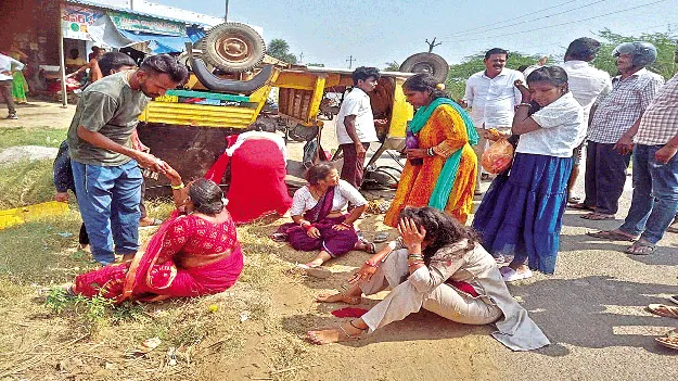 ఆలయ దర్శనం తరువాత తిరిగి వెళుతూ..