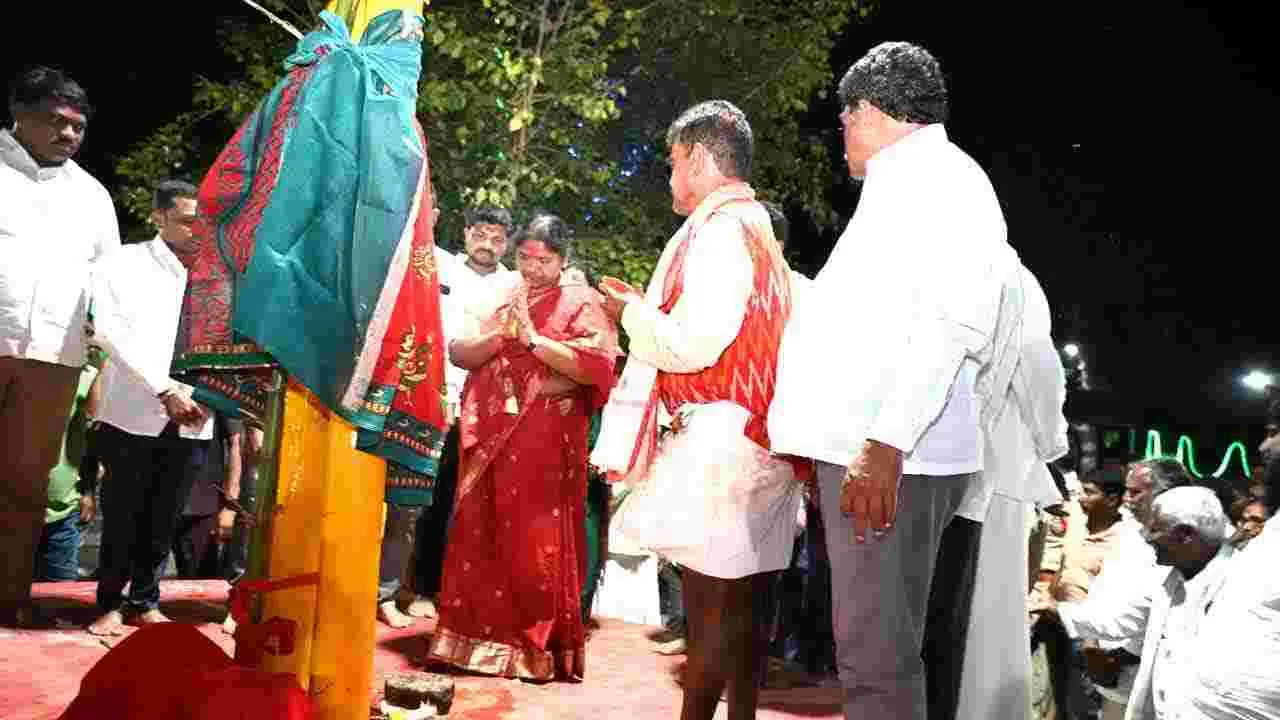 Minister Seethakka: మేడారంలో సమ్మక్క సారలమ్మలకు మంత్రి సీతక్క పూజలు