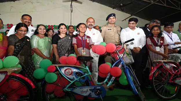 పదో తరగతి బాలికలందరికీ సైకిళ్లు