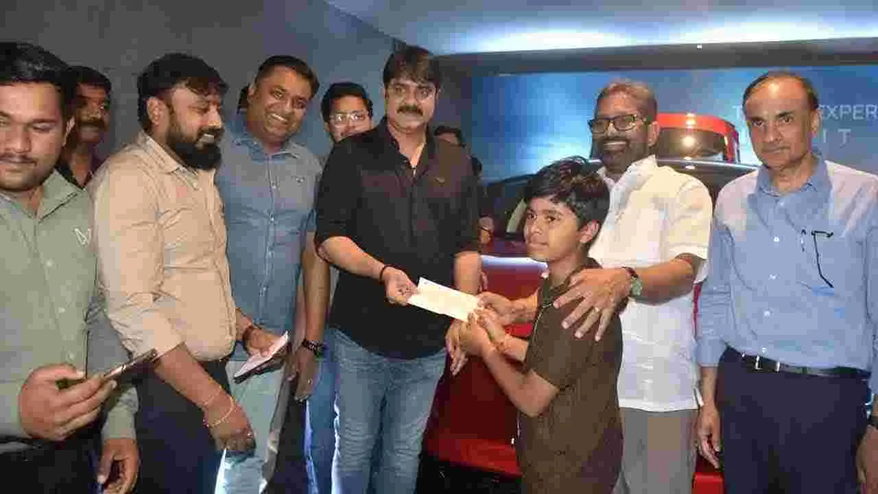 Actor Srikanth: మాదాపూర్‌లో సినీ నటుడు శ్రీకాంత్  సందడి