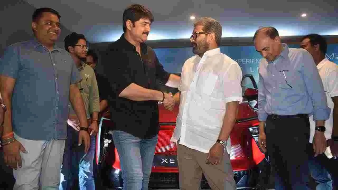 Actor Srikanth: మాదాపూర్‌లో సినీ నటుడు శ్రీకాంత్  సందడి