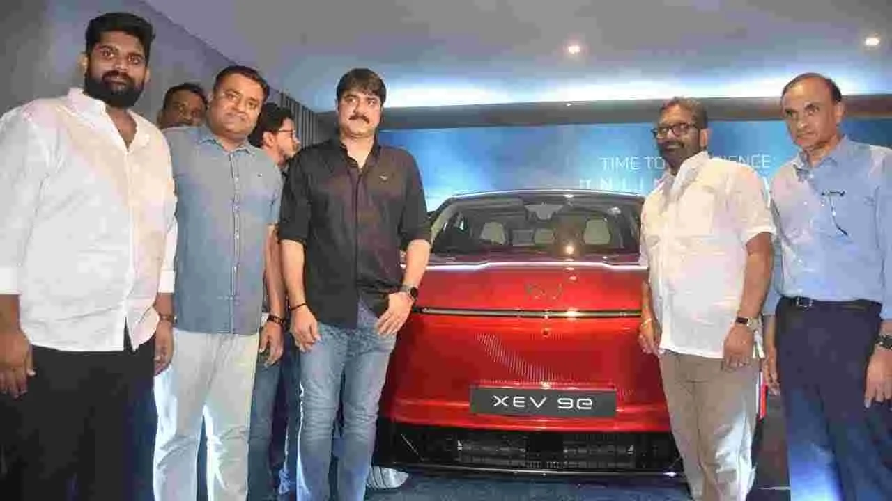 Actor Srikanth: మాదాపూర్‌లో సినీ నటుడు శ్రీకాంత్  సందడి