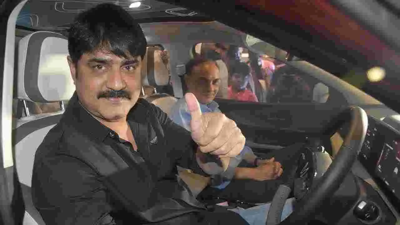 Actor Srikanth: మాదాపూర్‌లో సినీ నటుడు శ్రీకాంత్  సందడి