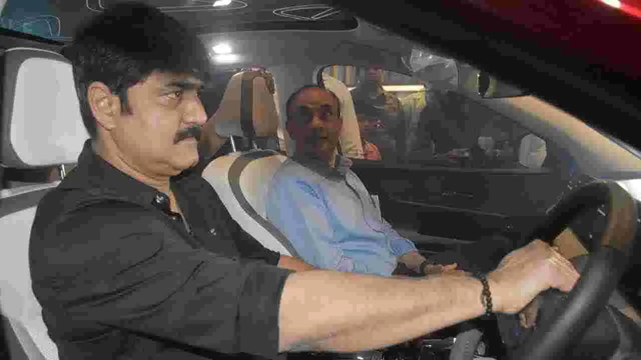 Actor Srikanth: మాదాపూర్‌లో సినీ నటుడు శ్రీకాంత్  సందడి