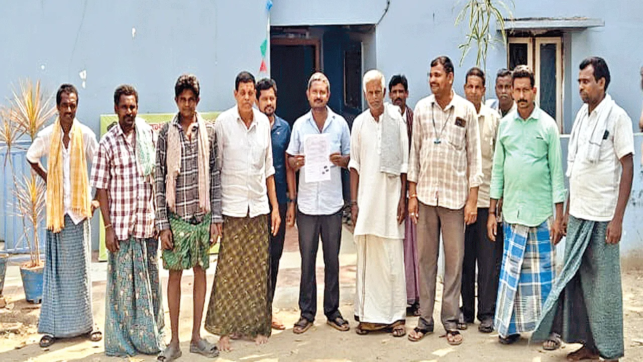 ఆ ఉపాధ్యాయుడి దందాను అడ్డుకోండి