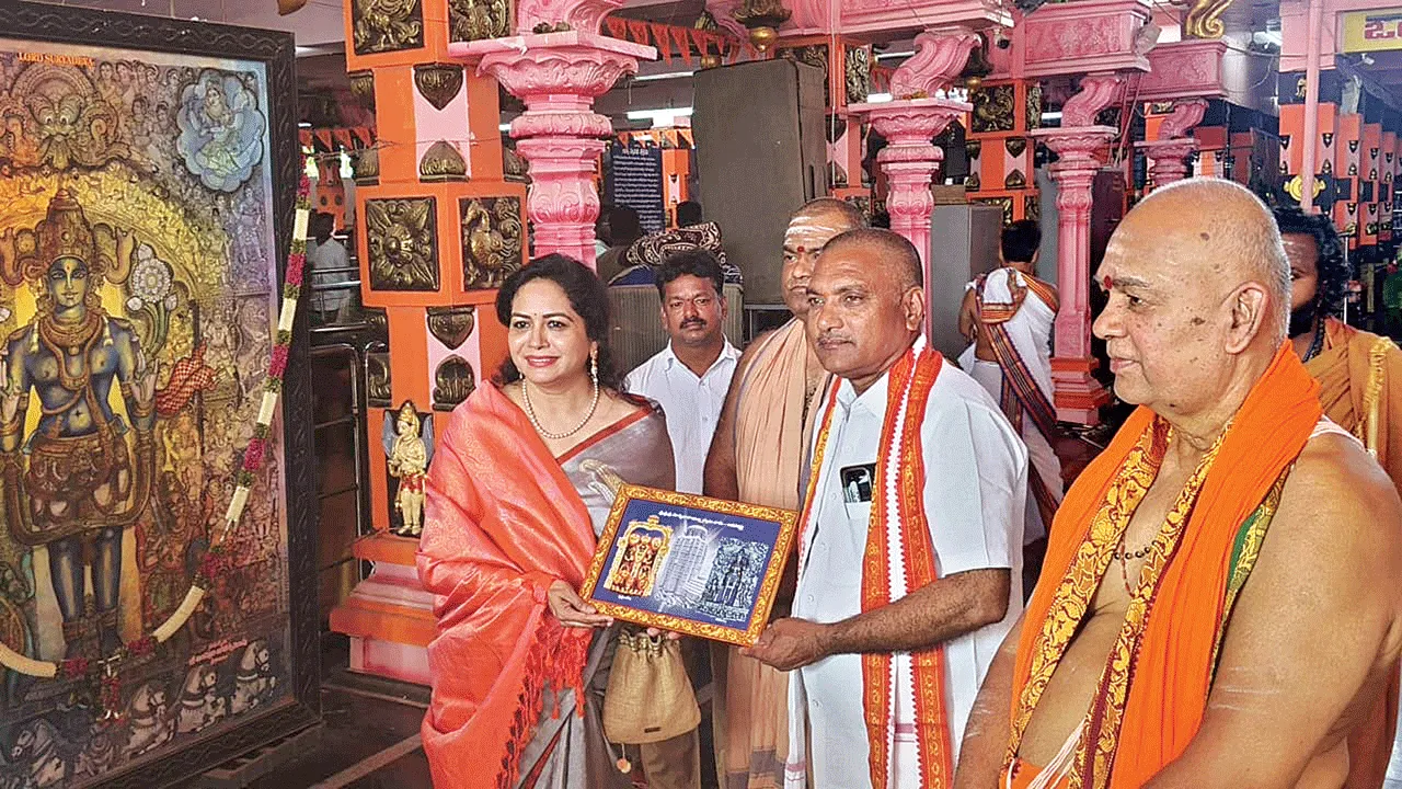 Singer Sunitha ఆదిత్యుని సన్నిధిలో సినీగాయని సునీత