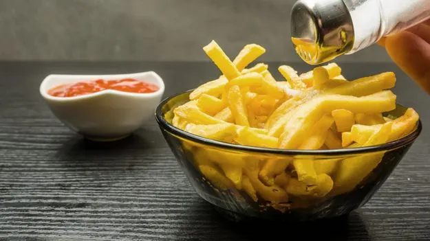 Salt: జాగ్రత్త.. తినేటప్పుడు ఉప్పు తీసుకోవడం ప్రమాదకరం..