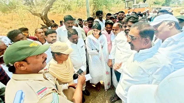 ‘రోడ్డు పనులను అడ్డుకోవడం దారుణం’
