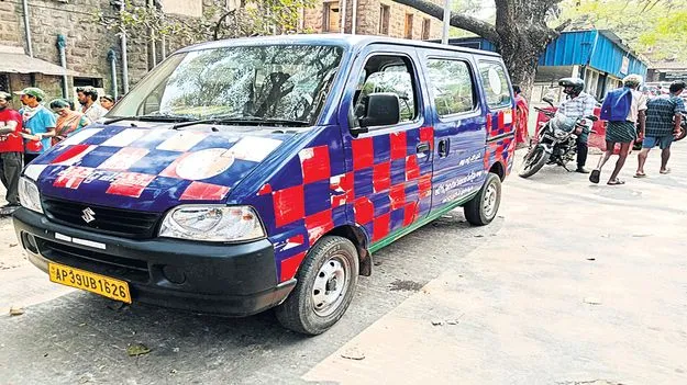 అరకొర వేతనాలతో 102 ఉద్యోగుల వెతలు