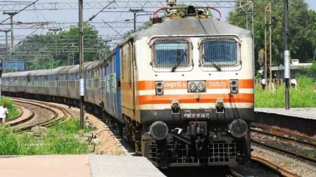Holi Special Trains: పండుగ వేళ ప్రయాణికులకు గుడ్ న్యూస్..