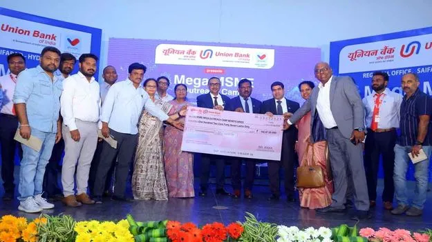Union Bank of India: ఖాతాదారులకు చెక్కుల పంపిణీ