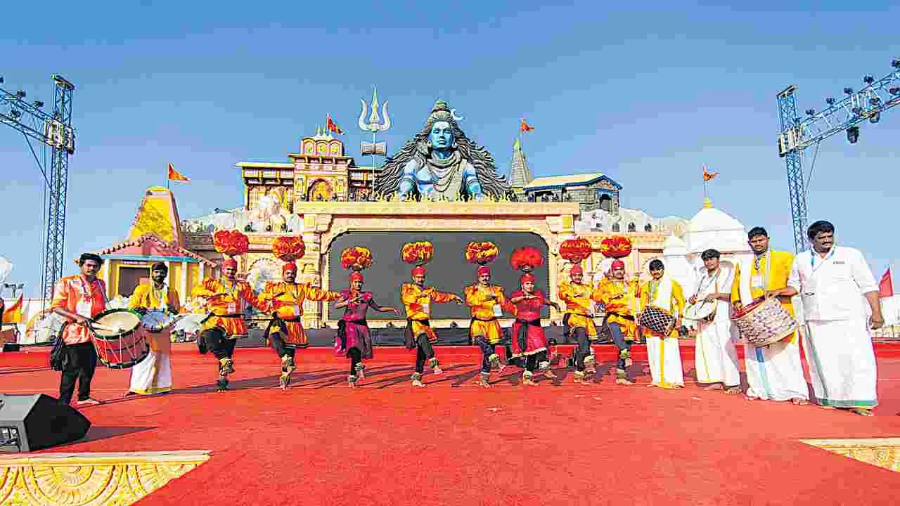 మహాకుంభమేళాలో గరగ బృందం ప్రదర్శన