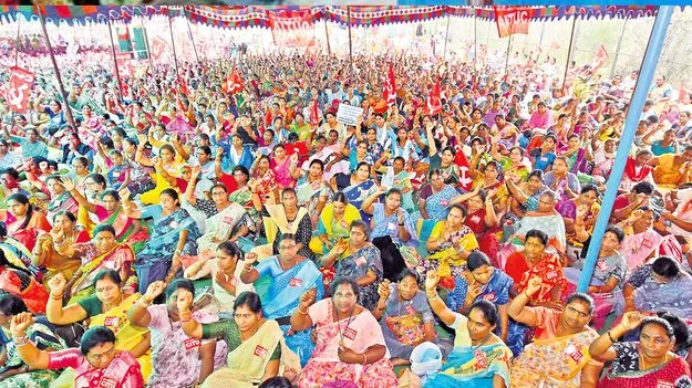 Anganwadi Workers: సమస్యల పరిష్కారం కోరుతూ అంగన్వాడీల ధర్నా