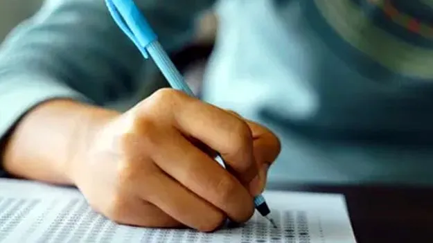 Intermediate English Paper:  ఇంటర్‌ ప్రశ్నపత్రంలో తప్పులు