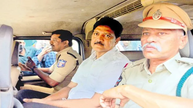 AP Police: వంశీకి పోలీసుల షాక్‌