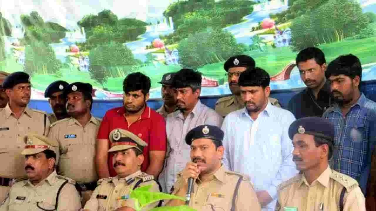 Vijayawada Police : రూ. రెండున్నర కోట్ల యాపిల్ ఫోన్లు కొట్టేశారు