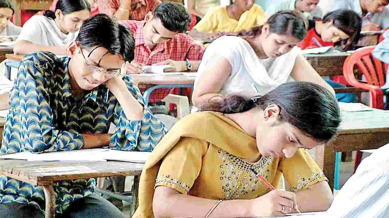 Exam Postponement : గ్రూప్-2 మెయిన్స్ వాయిదా కోసం అభ్యర్థుల ఆందోళన