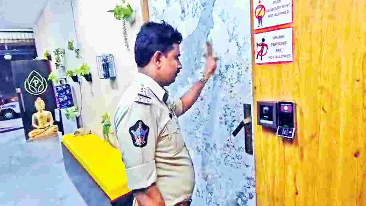 Vijayawada Police : ‘స్పా’ ముసుగులో హై‘టెక్’ వ్యభిచారం