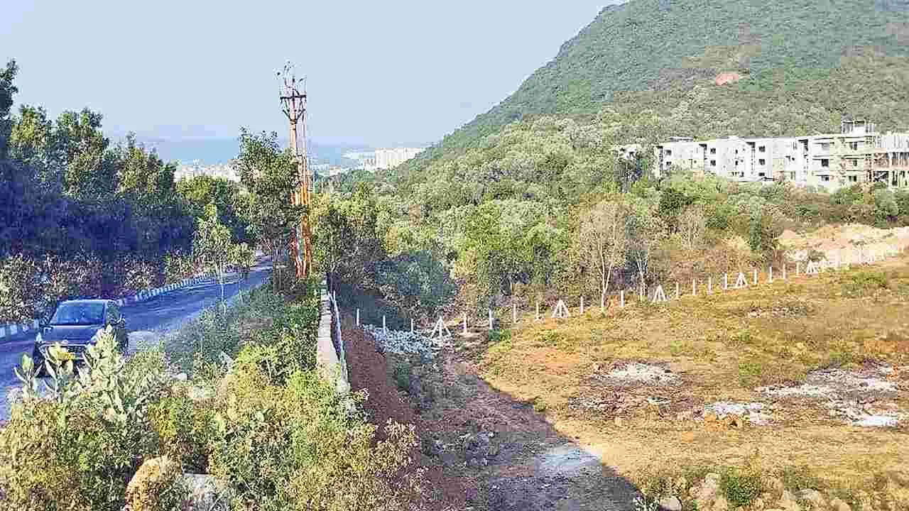 AP Govt : రెవెన్యూ అధికారులకు షోకాజ్
