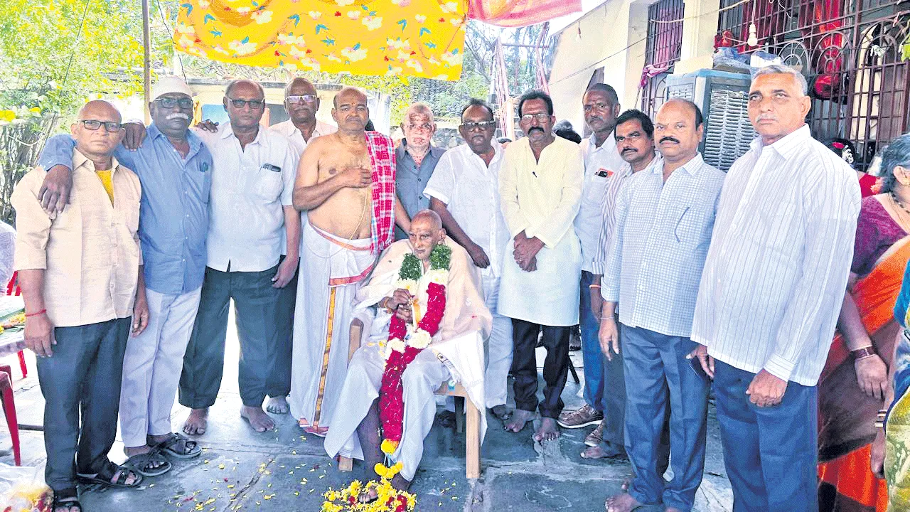 వందేళ్ల గురువుకు ఘన సత్కారం