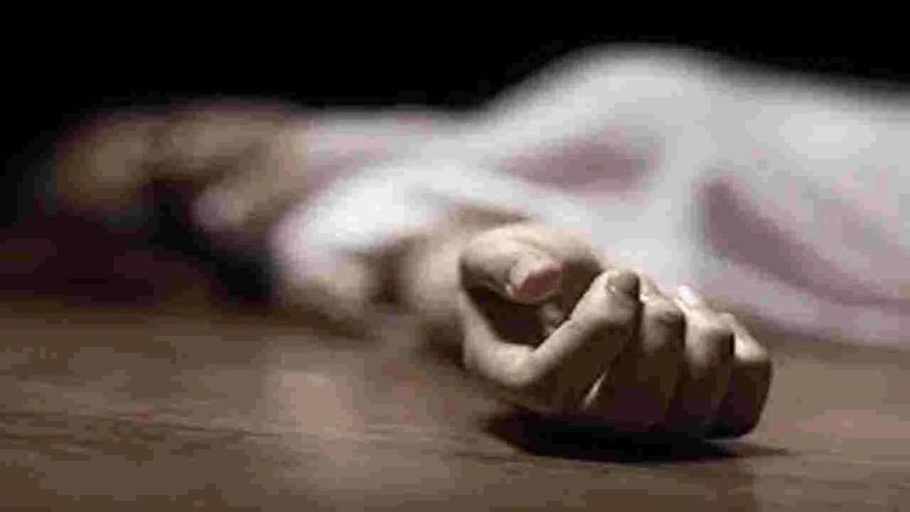గుడి వద్ద సీఐడీ డీఎస్పీ మృతదేహం