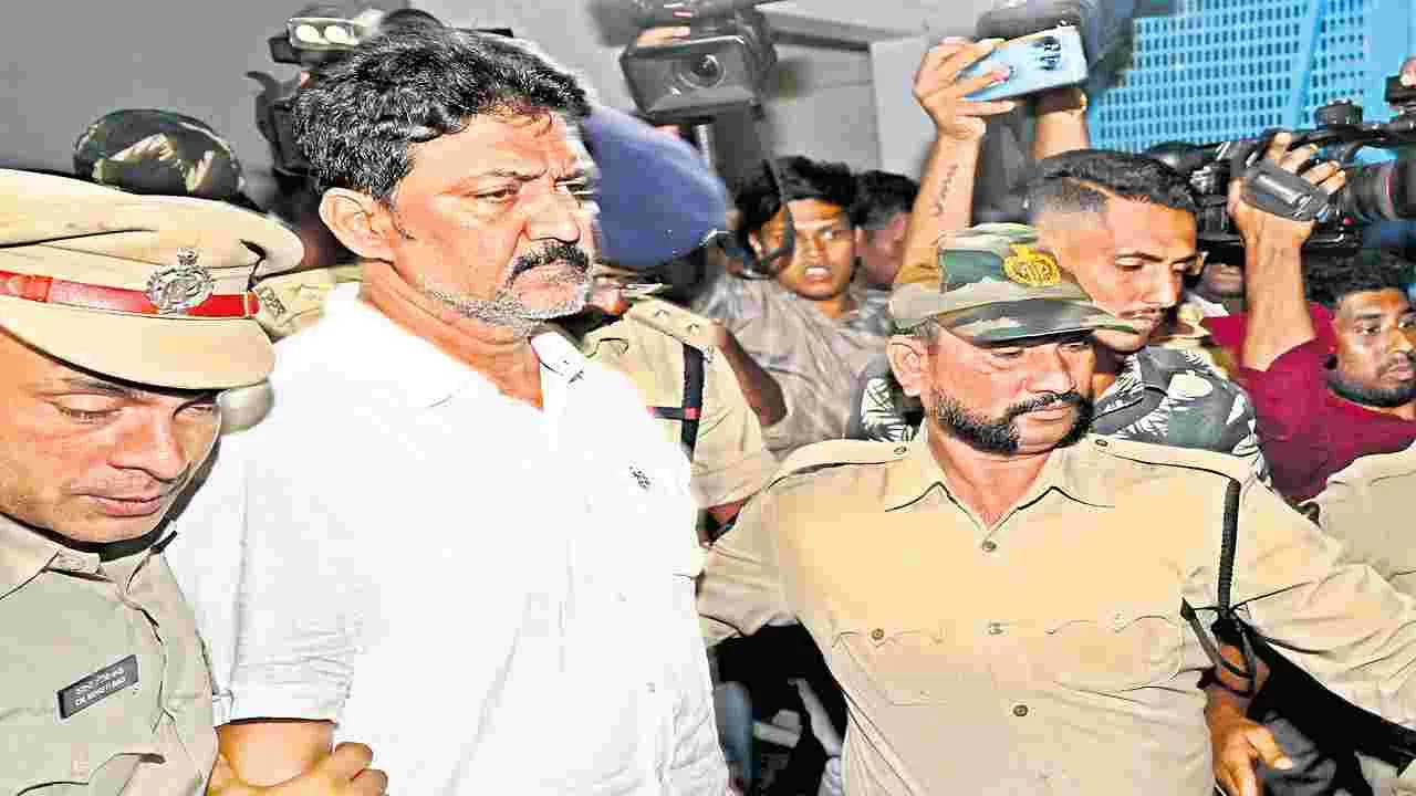 Vallabhaneni Vamsi : మట్టికొట్టుకు పోతారు