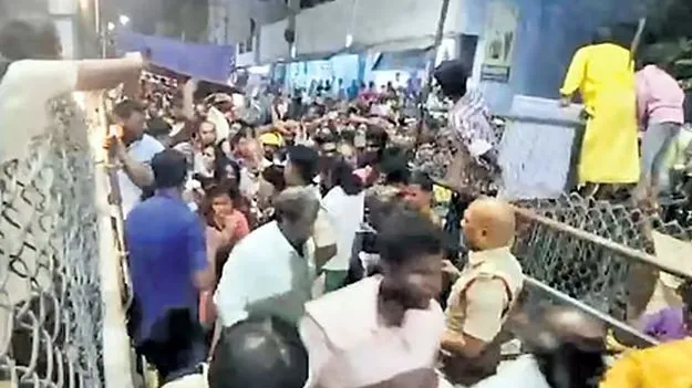తిరుమలలో క్యూలైన్లను పరిశీలించిన ఏకసభ్య కమిషన్