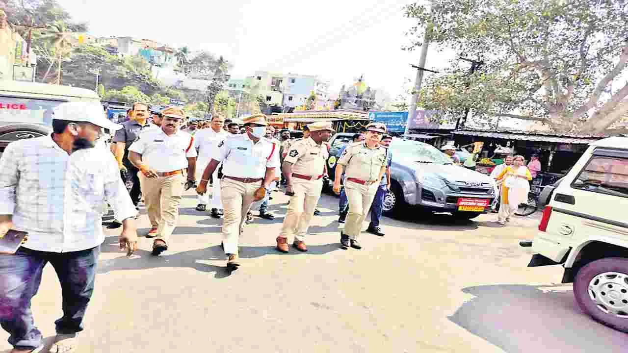 రోడ్లపై ఆక్రమణలు తొలగింపు