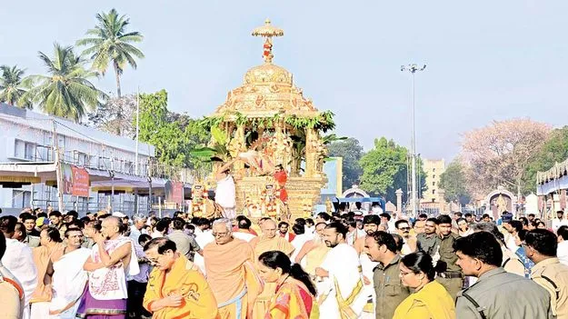 శ్రీగిరిలో వైభవంగా స్వర్ణ రథోత్సవం