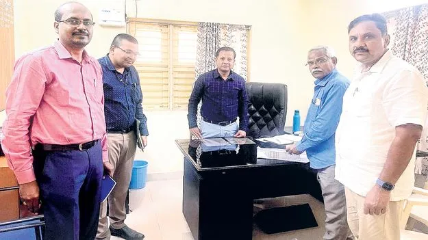 ఉక్కు ఉద్యోగులకు జీతాలపై చర్చలు