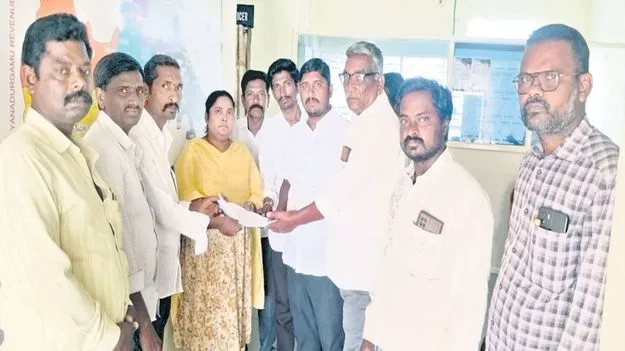 ప్లంబర్లకు పట్టాల పంపిణీలో అక్రమాలు